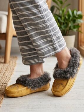 RARE Manitobah Mukluks Yellow Deerskin Leather Moccasin Slippers with Fur Trim